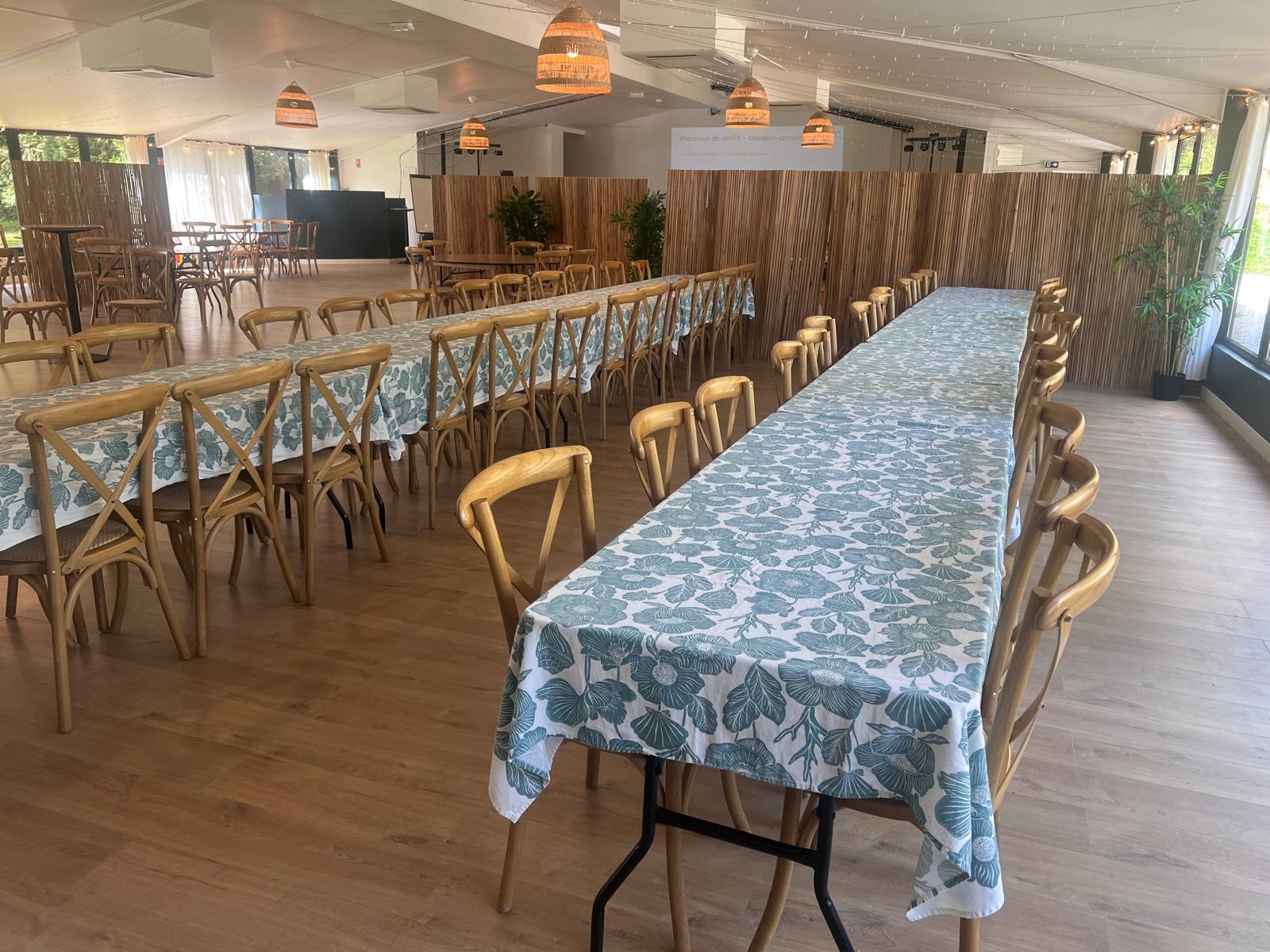 Entièrement refaite, équipée en chauffage, climatisation, dotée d'un bar et d'un vestiaire, d'un office traiteur et de wc, l'orangerie vous recevra pour vos réceptions jusqu'à 380 personnes